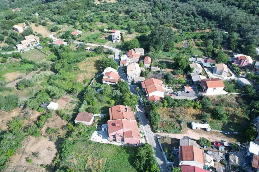 Harry'S Retreat Pension Klimatia Buitenkant foto