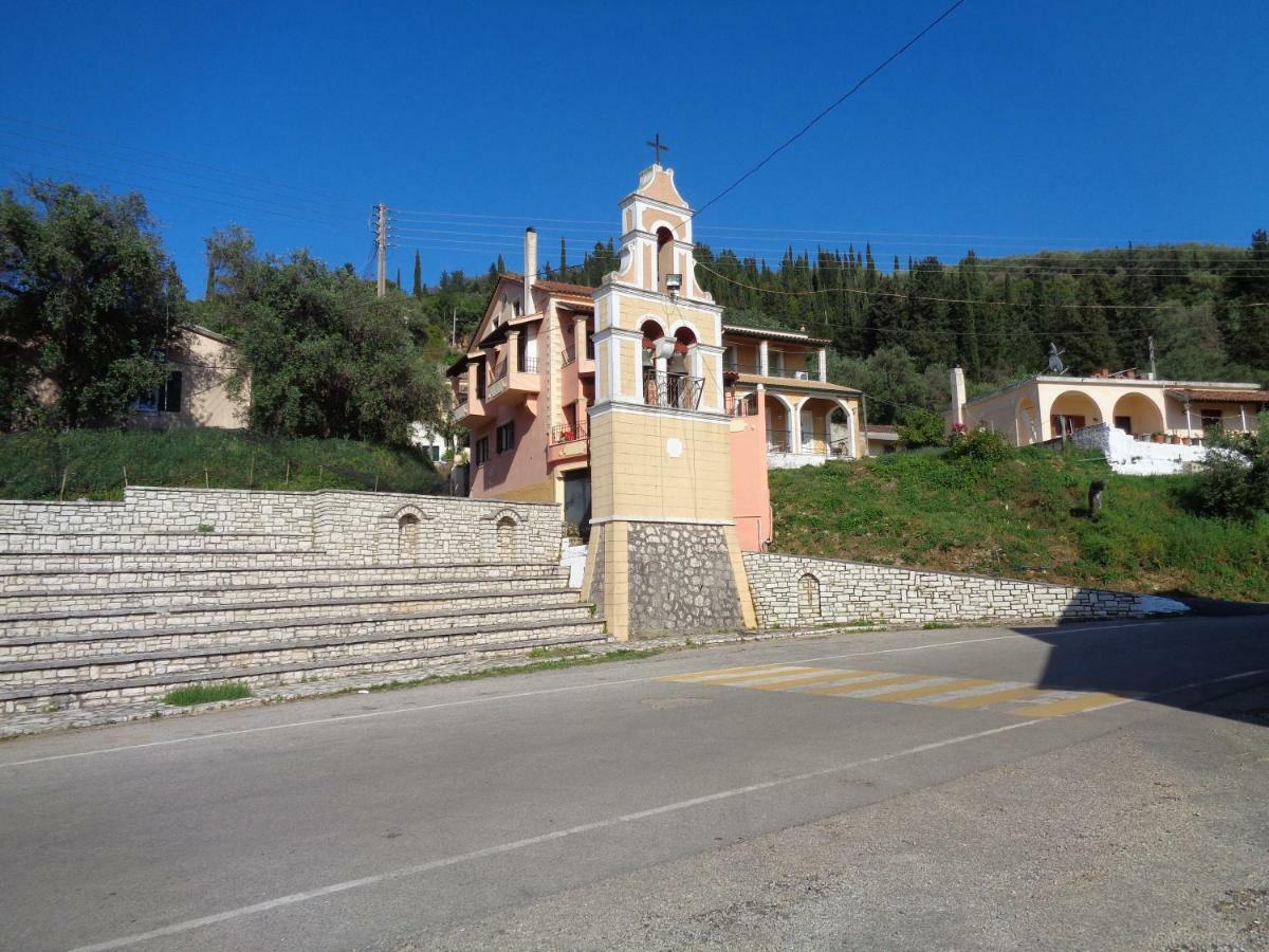 Harry'S Retreat Pension Klimatia Buitenkant foto