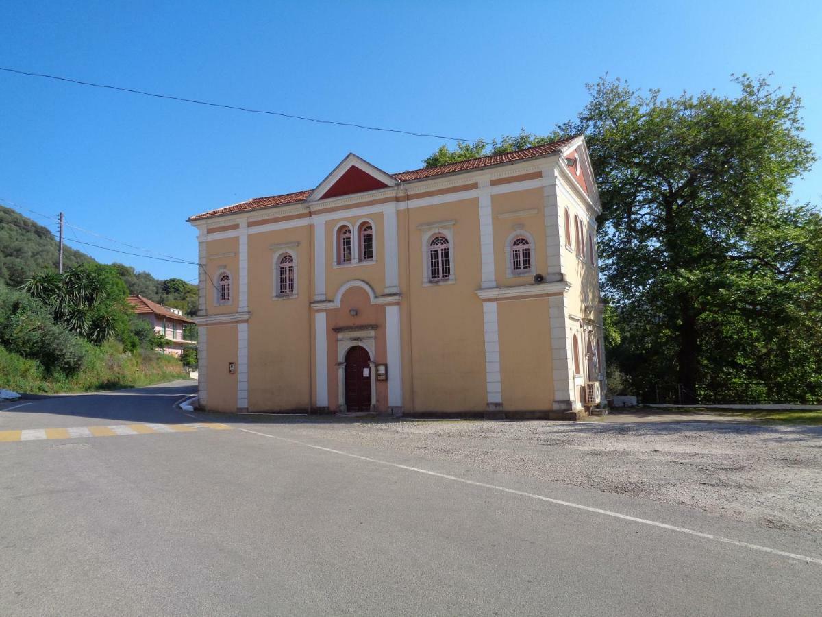 Harry'S Retreat Pension Klimatia Buitenkant foto