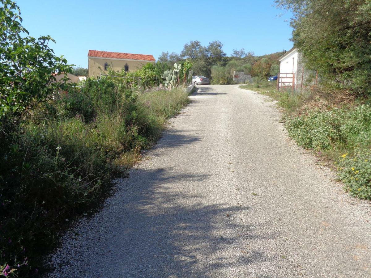 Harry'S Retreat Pension Klimatia Buitenkant foto