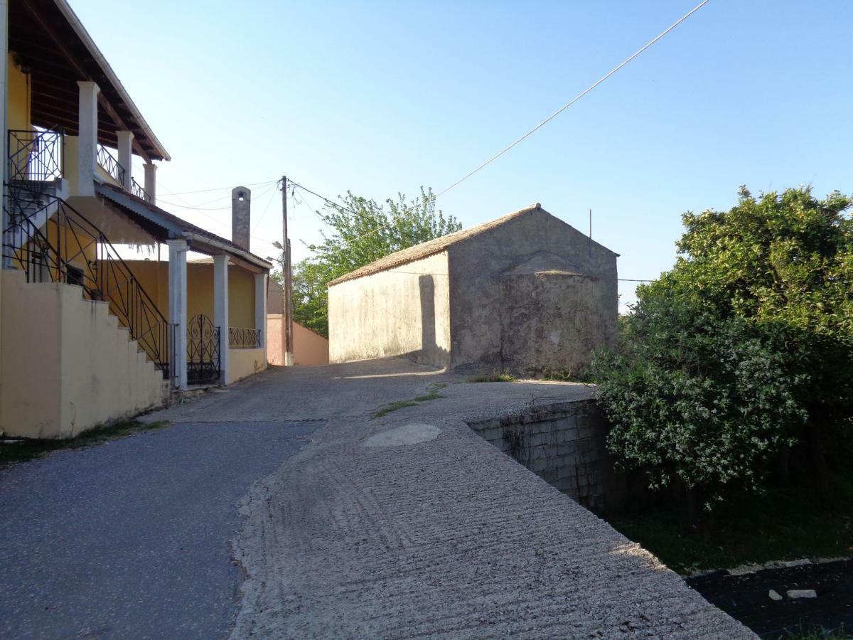 Harry'S Retreat Pension Klimatia Buitenkant foto