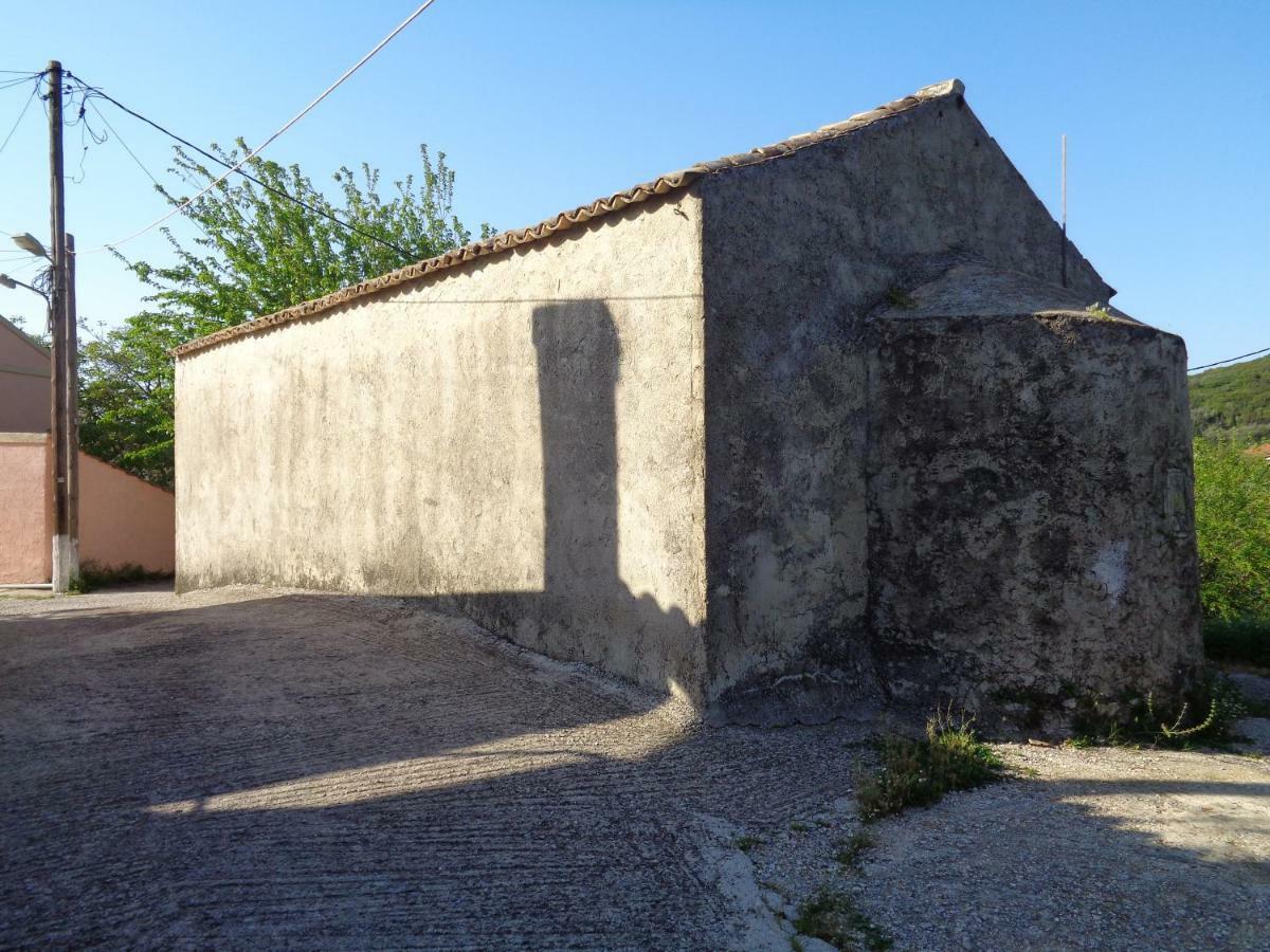 Harry'S Retreat Pension Klimatia Buitenkant foto