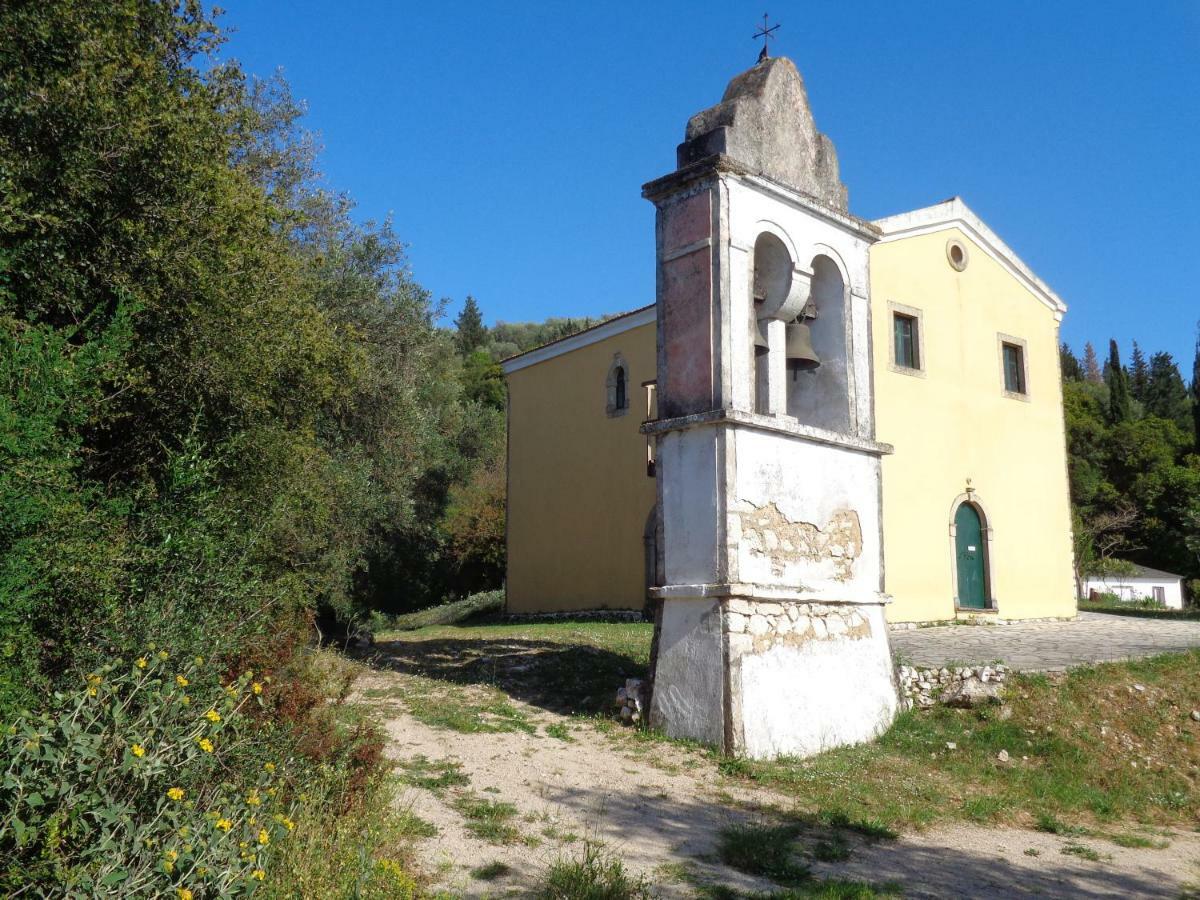 Harry'S Retreat Pension Klimatia Buitenkant foto