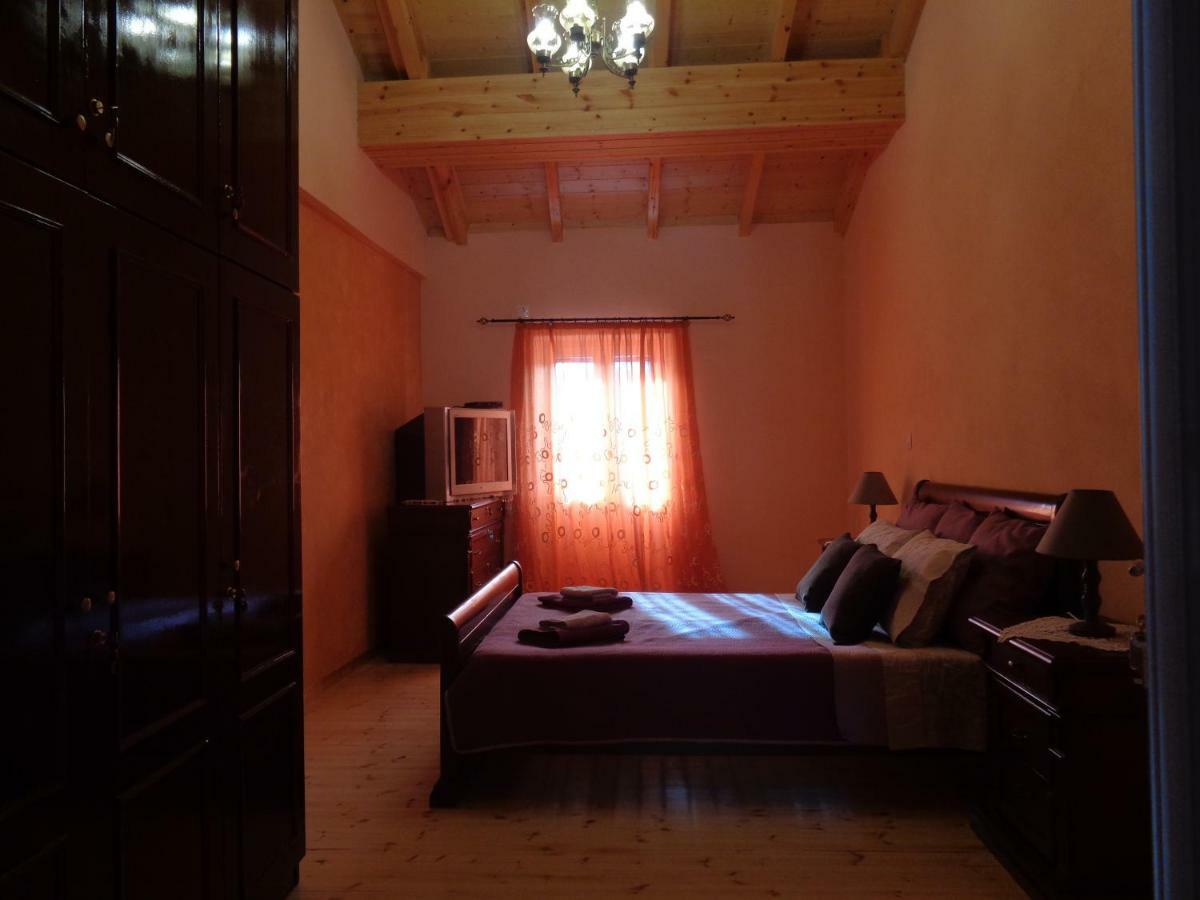 Harry'S Retreat Pension Klimatia Buitenkant foto
